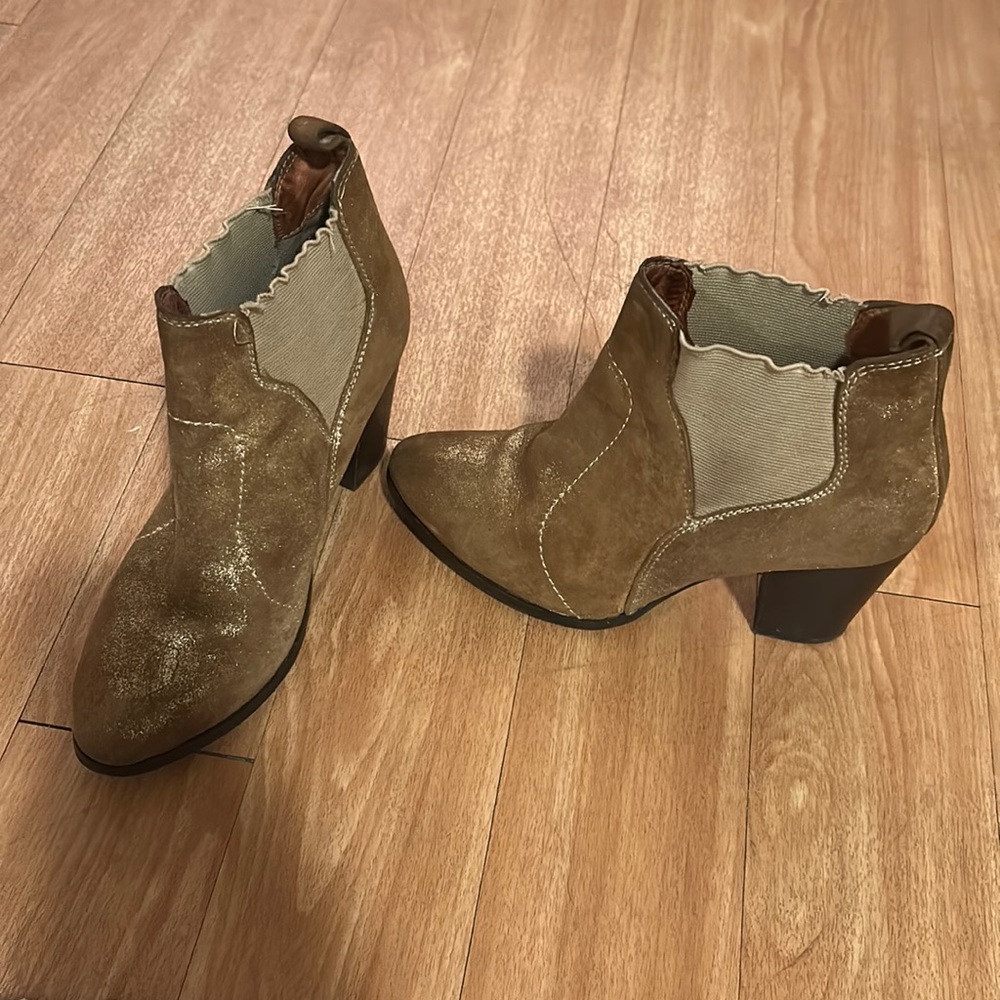 Seychelles Gold Suede Booties. Size 7.5.
